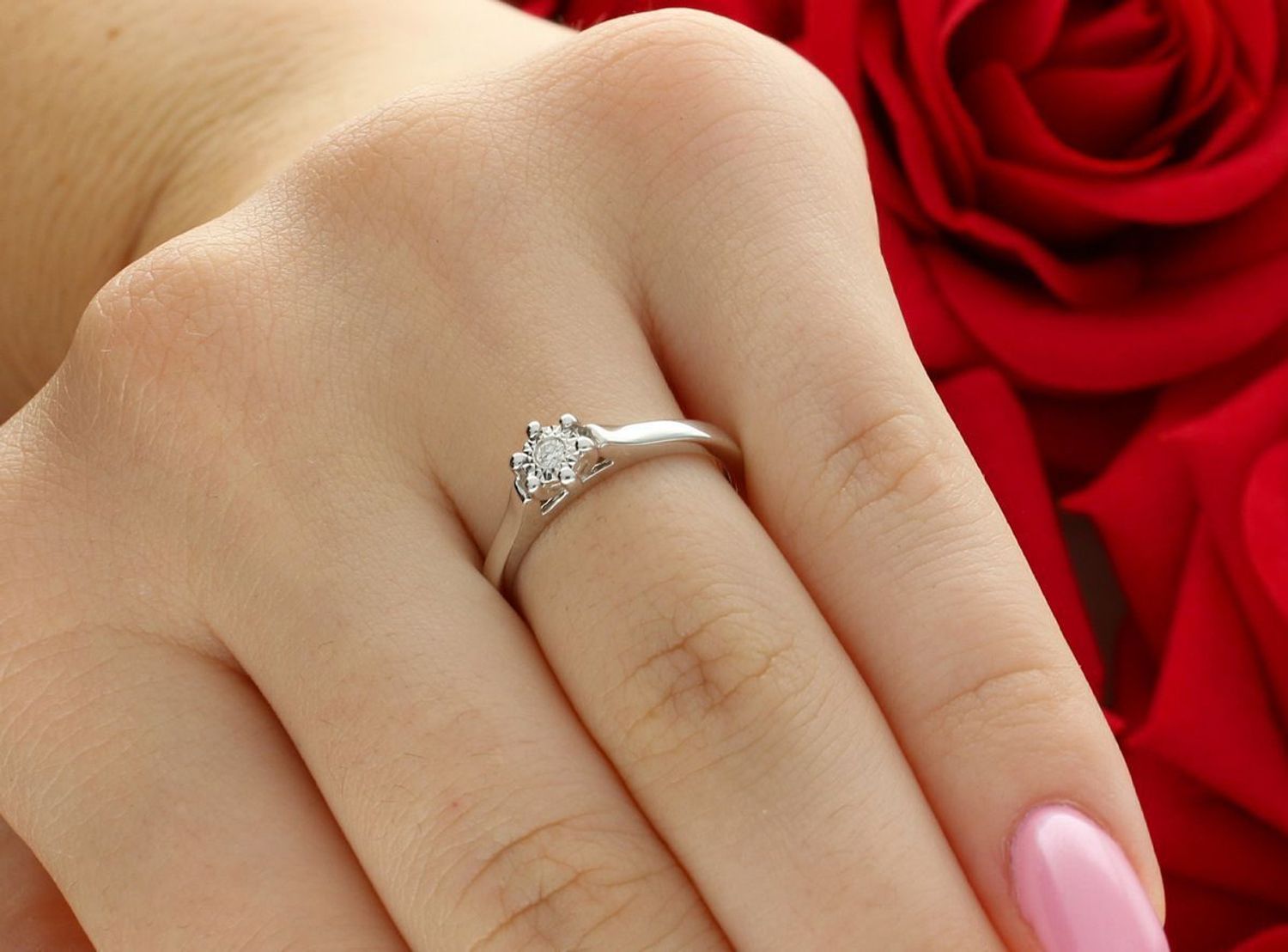 Klasyczny pierścionek z białego złota próby 585 z jednym diamentem 0,03 ct, barwa H, czystość SI. Certyfikat autentyczności kamienia. Idealny prezent1.jpg